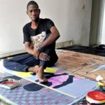 IBRAHIM BALLO posant en train de travailler